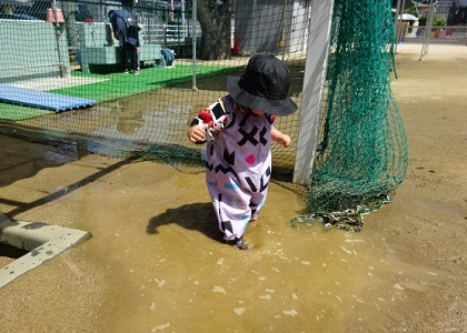 水たまりでじゃぶじゃぶ