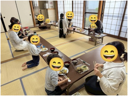 お昼ご飯を食べている様子