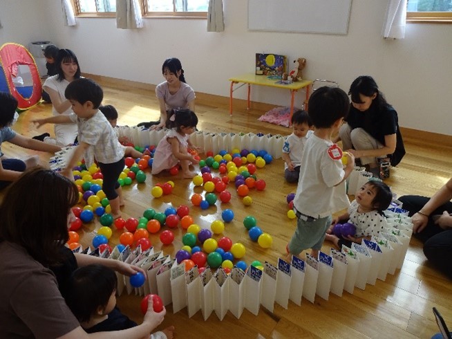 子どもがボールで遊んでいる様子