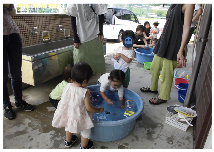 水遊びをする児童の写真2