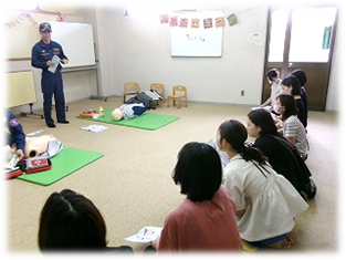 救急法を学んでいる様子