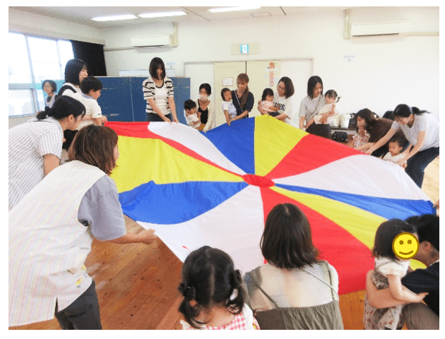 パラバルーンをする園児たち