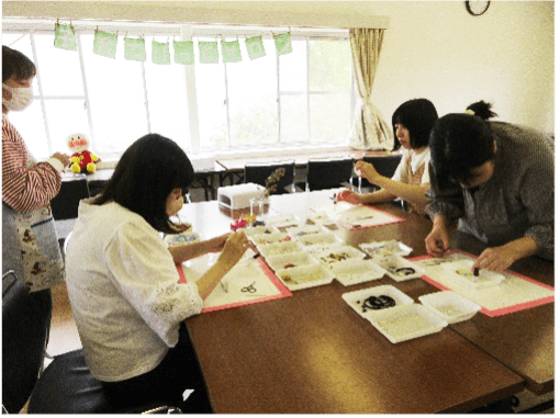 アクセサリーを作る保護者たち