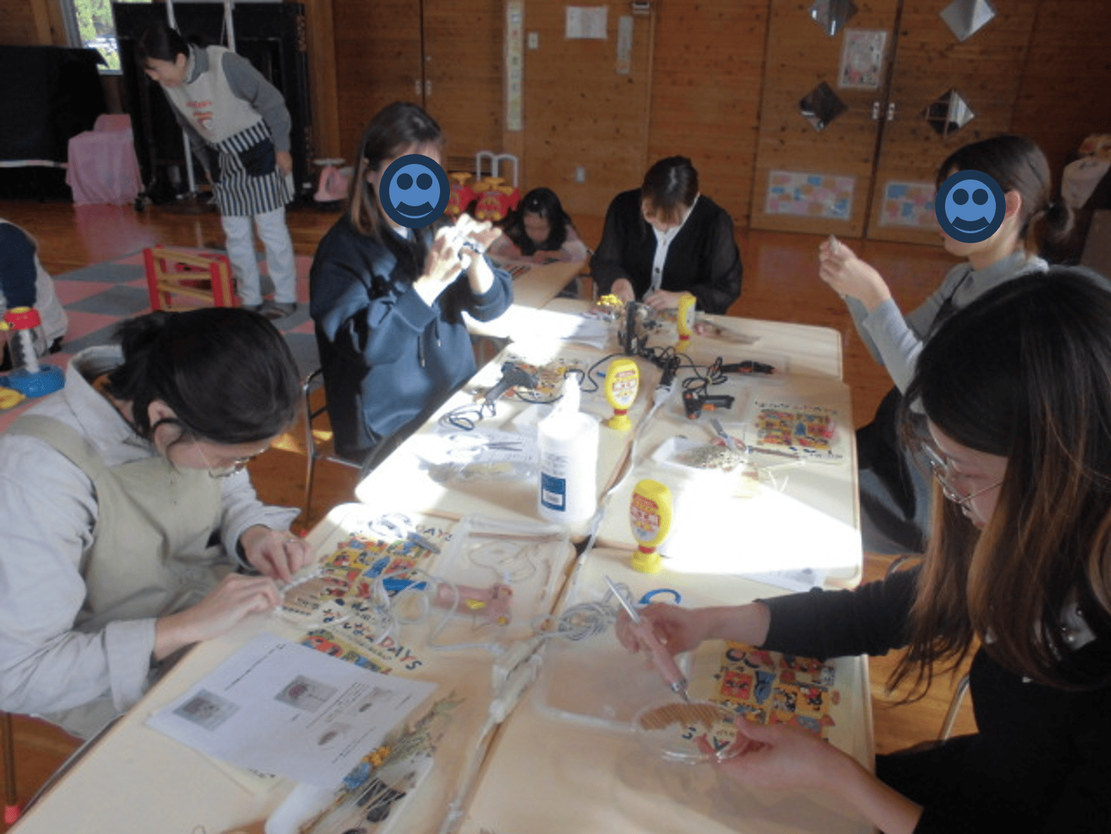 壁飾りを作っている複数の女性の写真