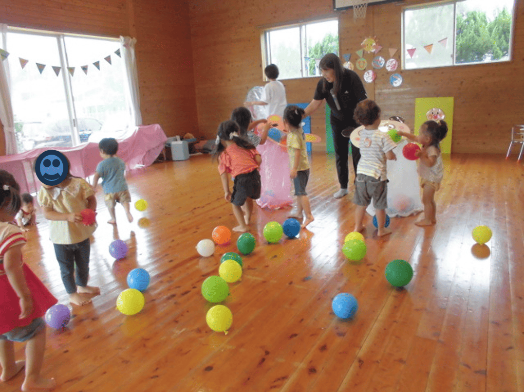 風船を拾う子供たちの写真