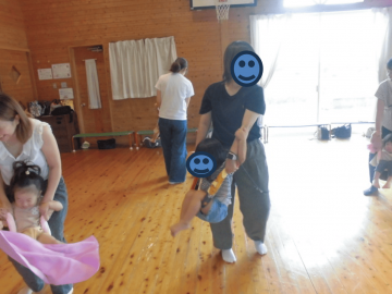 タオルでブランコしている親子の写真