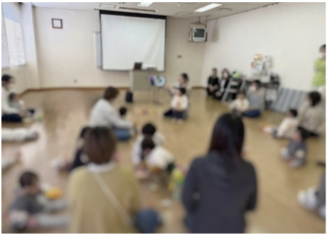 絵本の読み聞かせ会の様子