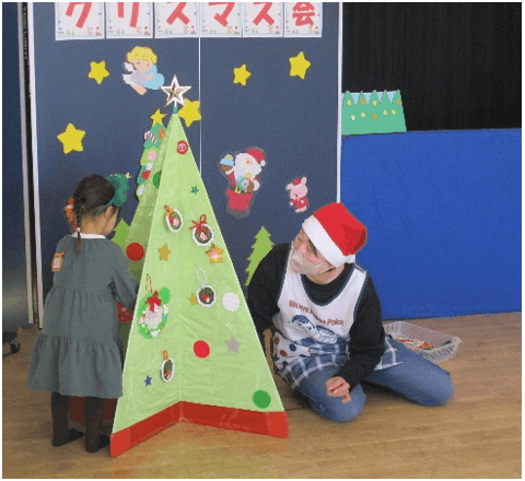 ツリーオーナメントを付けている様子