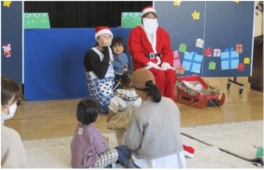 サンタさんにプレゼントをもらう子供たち