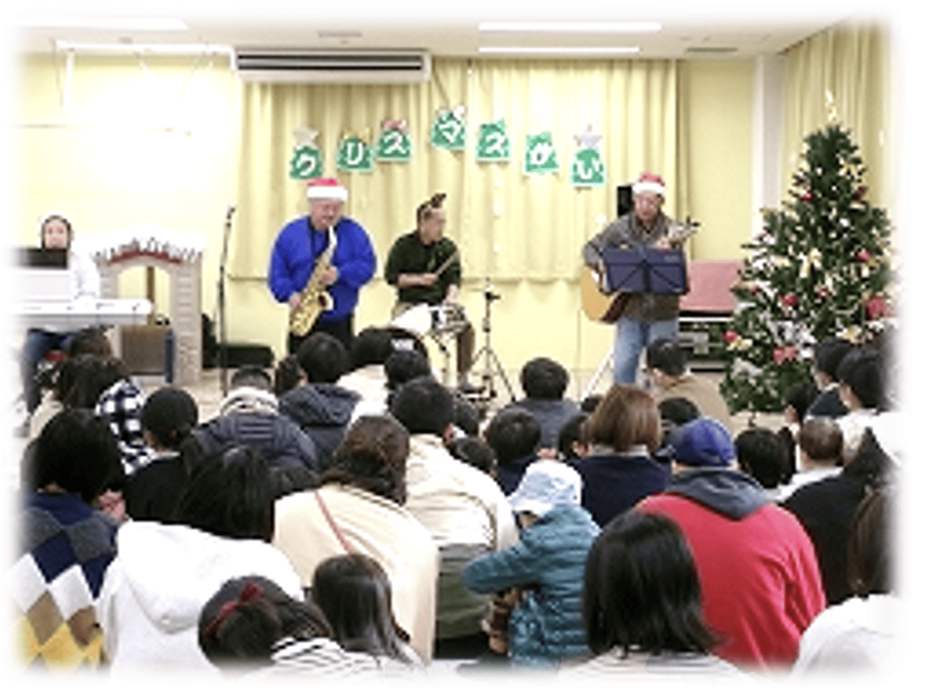 ステージで演奏している写真