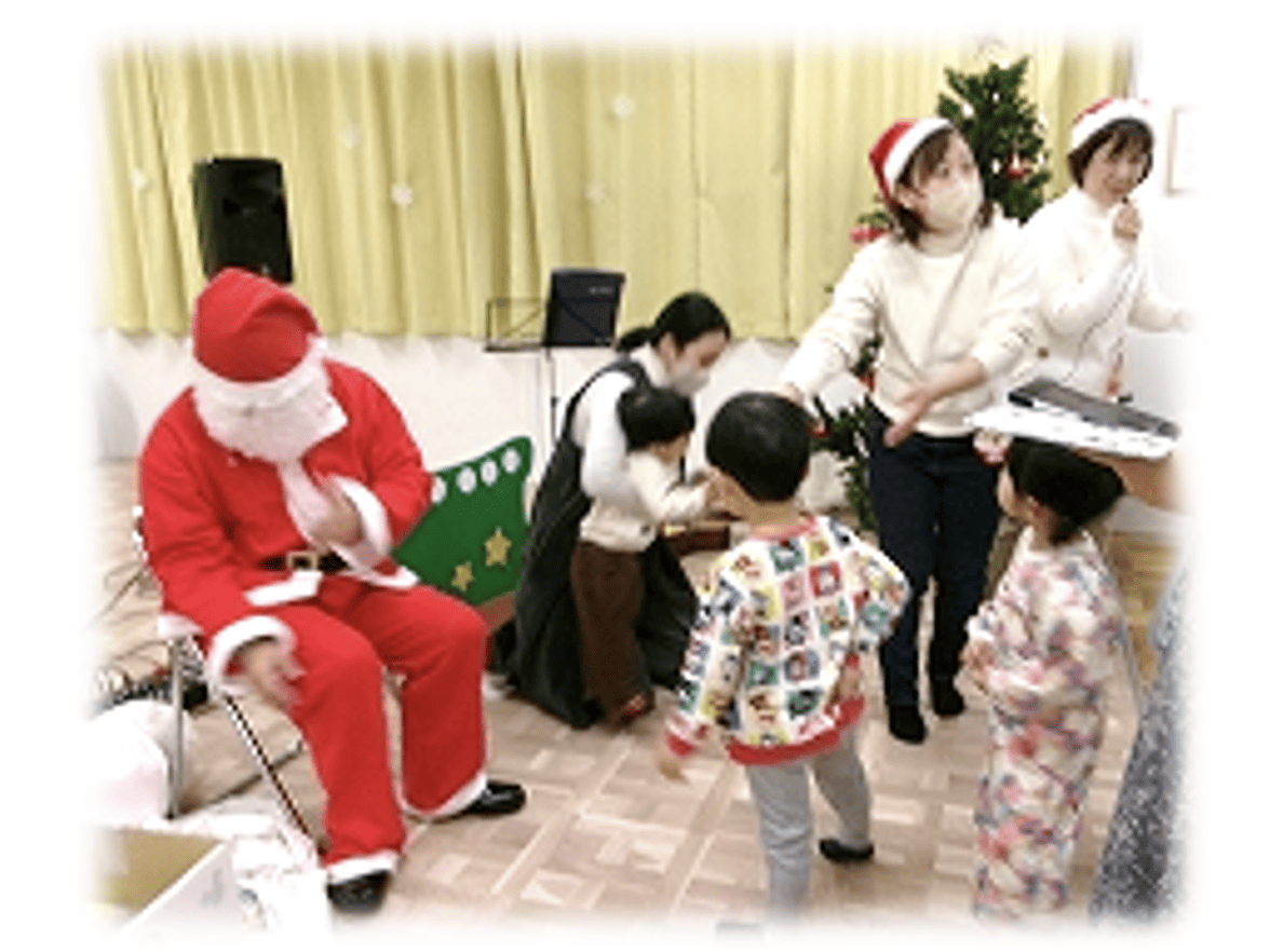 サンタさんと子供たちが並んでいる写真