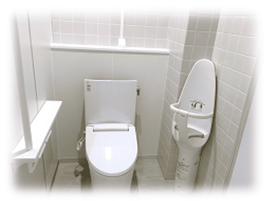 大人洋式トイレのなかに子供の椅子がついている写真