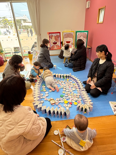 室内で福笑いや釣り堀で遊ぶ子どもたち
