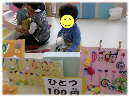 アクセサリーを売る男の子の様子