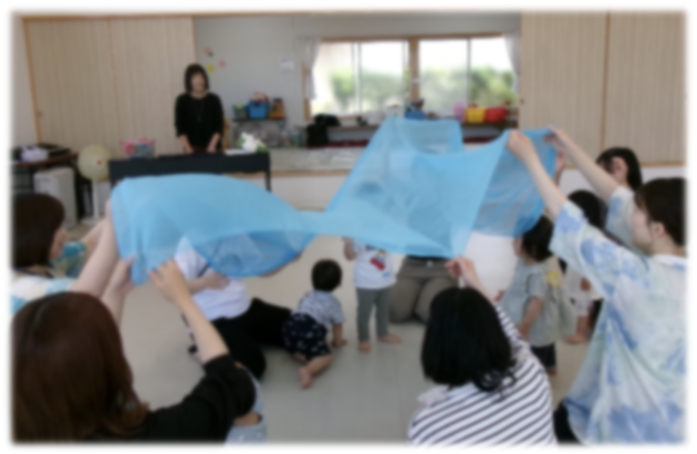 ガーゼでトンネルを作る保護者たちの様子