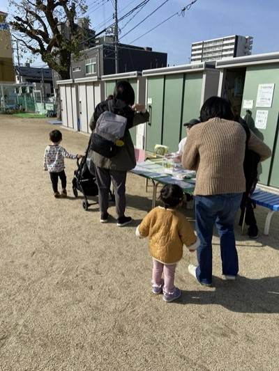 受付をするお母さんと子どもたち