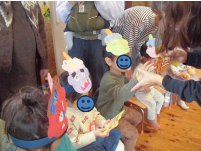 鬼のお面をつける園児たちの写真