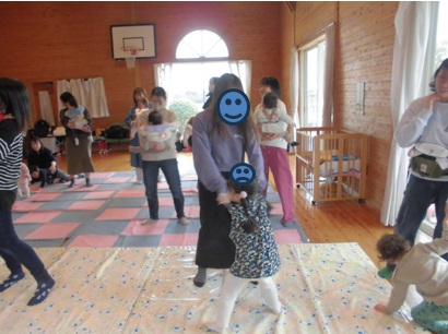 保護者と踊る園児たちの写真