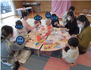 お雛様を作る園児たちの写真