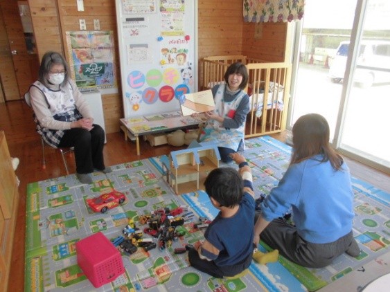 読み聞かせを聞く園児たちの写真2