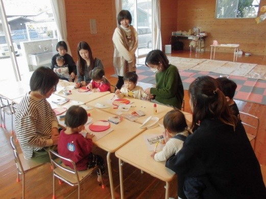 工作をしている園児たちの写真