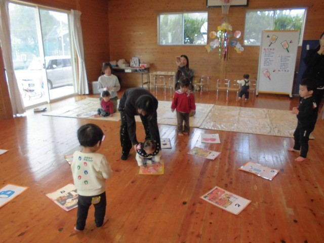 かるたをする園児たちの写真