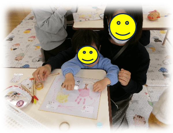 手形アートをする園児の写真