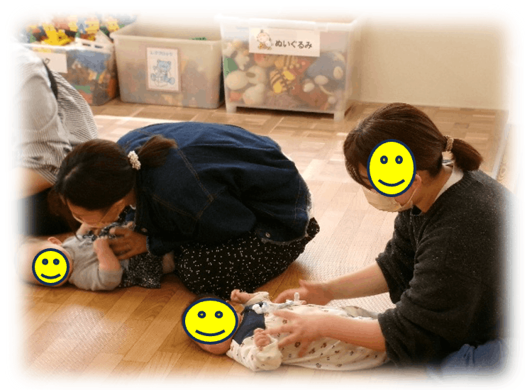 ベビーマッサージをする親子の写真