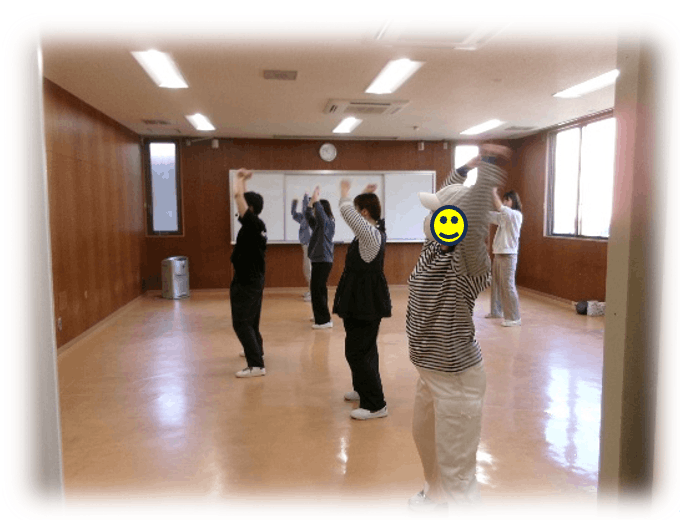リズムダンスをする保護者の様子