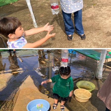 ペットボトルシャワーで水浴びする子どもたち