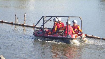 4人で乗って水上を走る様子