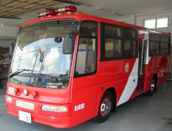 緊急車仕様の人員輸送車の写真