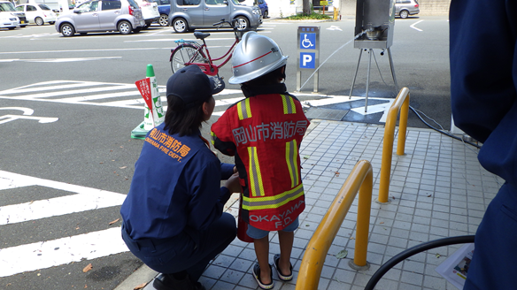 小さなお子さまが消火訓練している様子