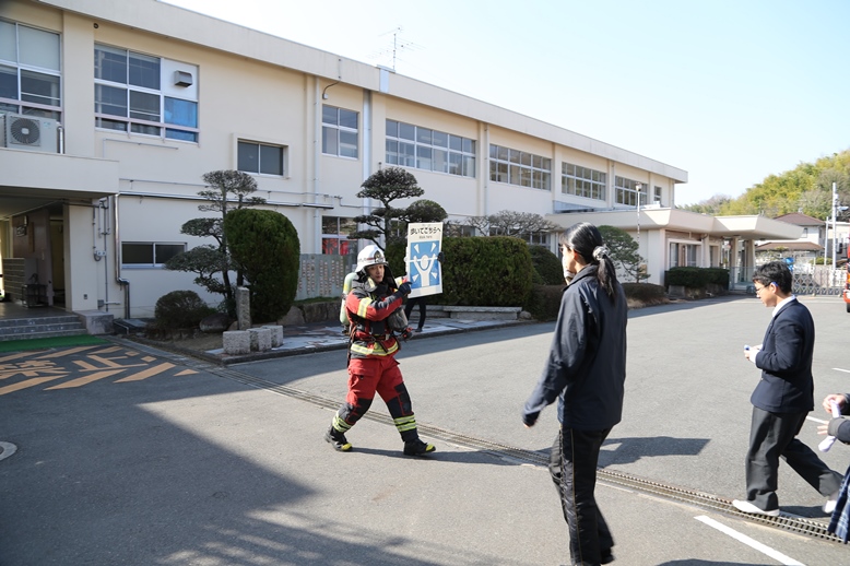 災害対応ピクトグラムを使って避難誘導の様子