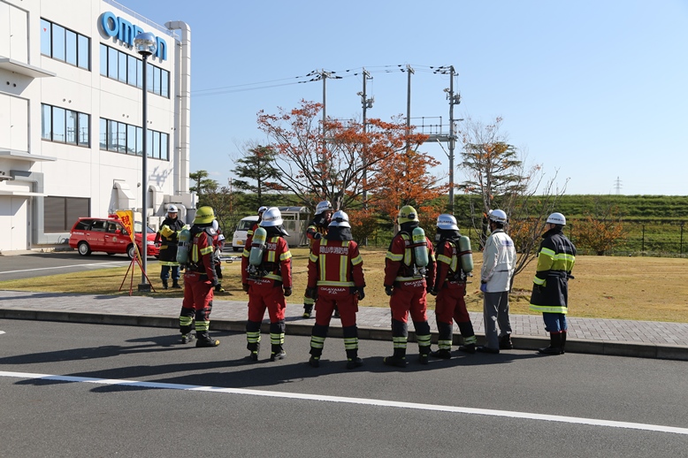 各分隊長へ任務分担を指示する消防隊長