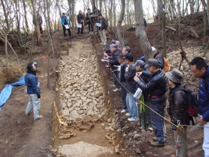 熱心に説明を聞く見学者の様子