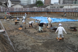 遺構を探す準備をしている様子