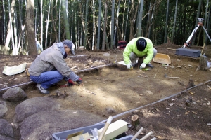 島状遺構を調査している様子