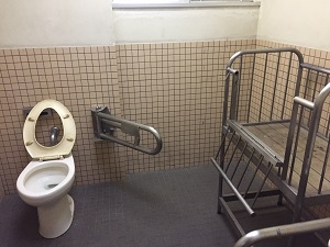 改修工事前の多目的トイレの写真