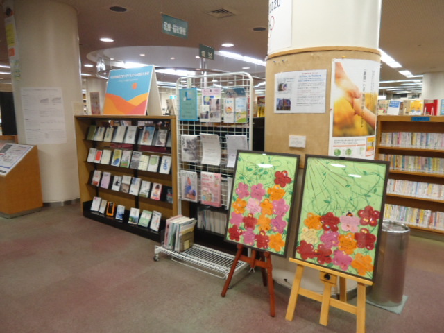 中央図書館　一般コーナーの画像