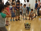 ロボットを操縦している様子