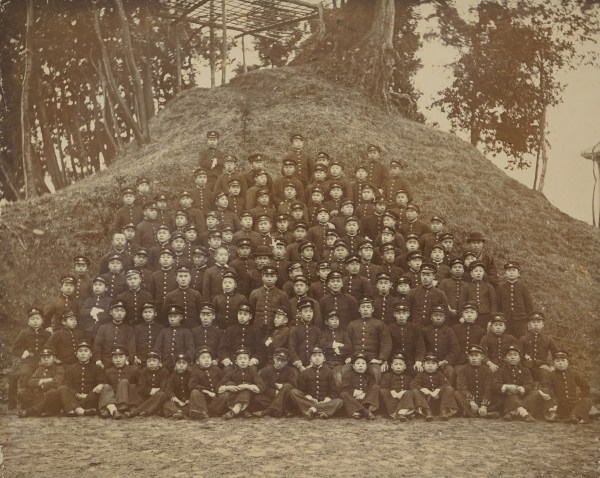 岡山中学の第一寄宿舎の学生と舎監（明治37年、小西家資料）の画像