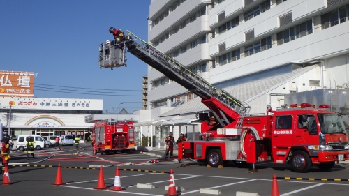 はしご車による救出活動の様子