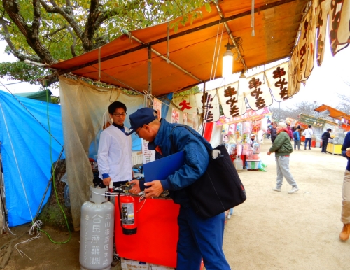 露店の火気取扱い指導の写真