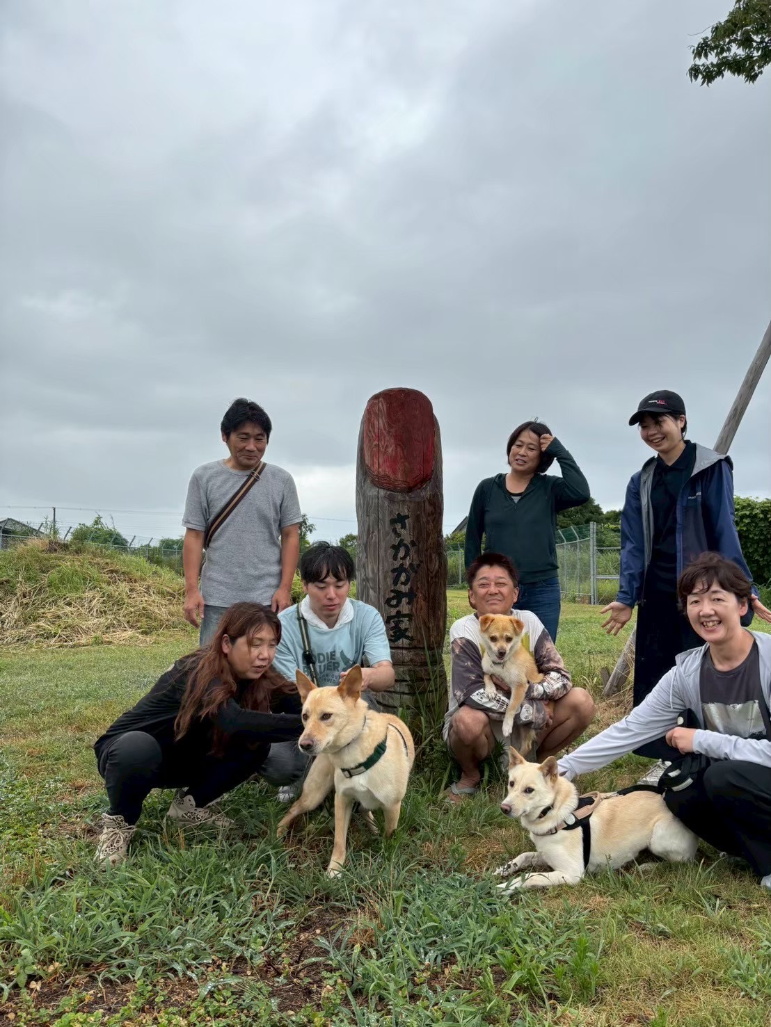 坂上さんと犬とボランティアの記念写真