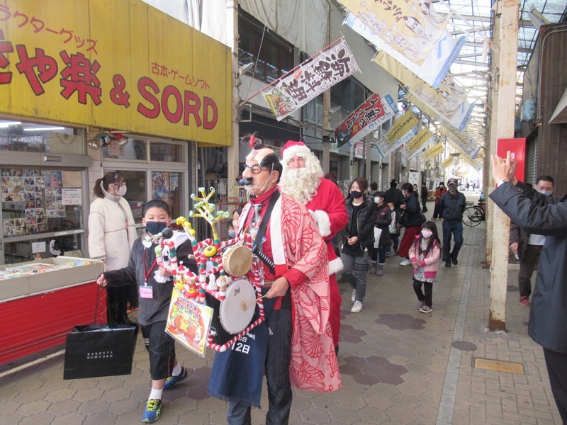 小学生が商店街を歩いて火災予防啓発を行っている様子