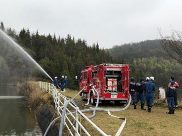 新車両で放水する様子