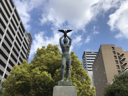 西川緑道公園内には平和の像が立っています