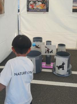 縁日ゲームボール投げの様子