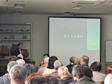 画面左側に講師、画面手前側に聴講者